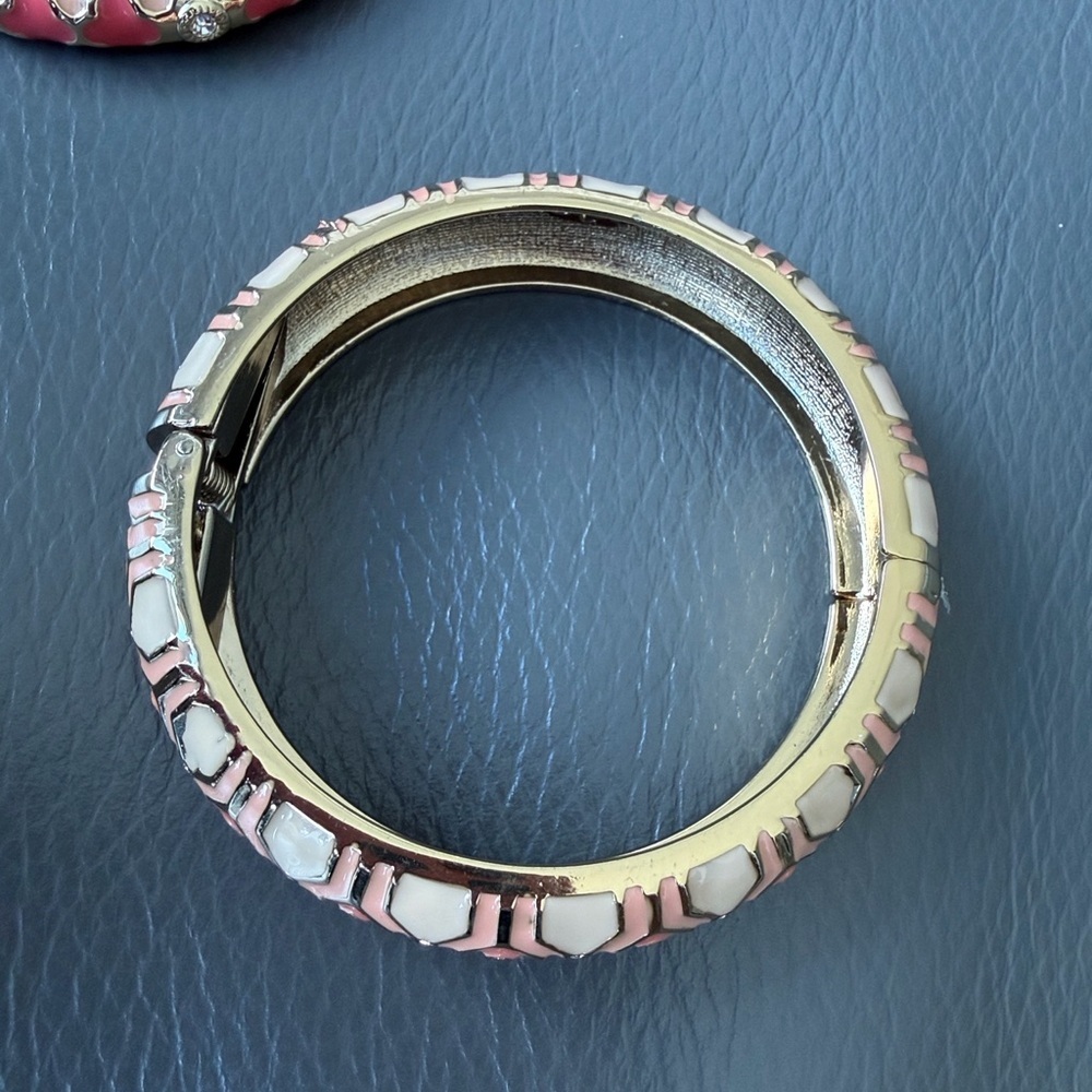 ✨Sequin Set of 3 Sea-Inspired Crystal Bracelets – Gold, beige& Coral 🪸 Tones✨ - Picture 8 of 16